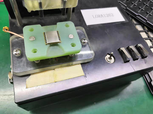 將LoRa1262無(wú)線模塊按正確方向放入產(chǎn)品功能測(cè)試架的夾具中