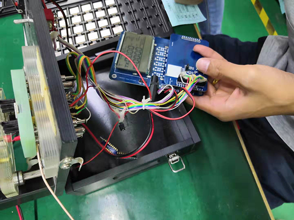 將產(chǎn)品功能測(cè)試架中的DEMO板和測(cè)試的LoRa1262無(wú)線模塊的DEMO板頻率等參數(shù)設(shè)成一致