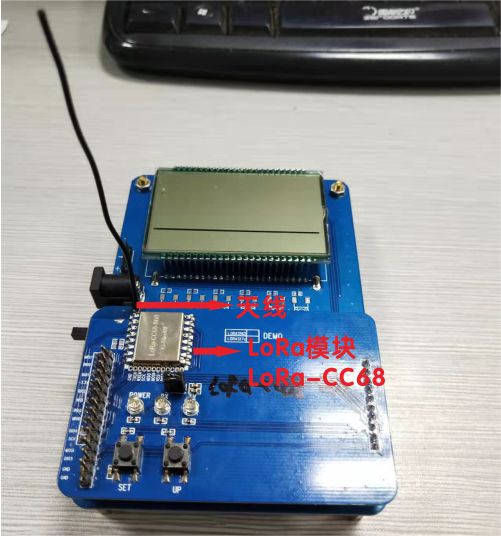 安裝天線和無線模塊LoRa-CC68的DEMO功能演示板